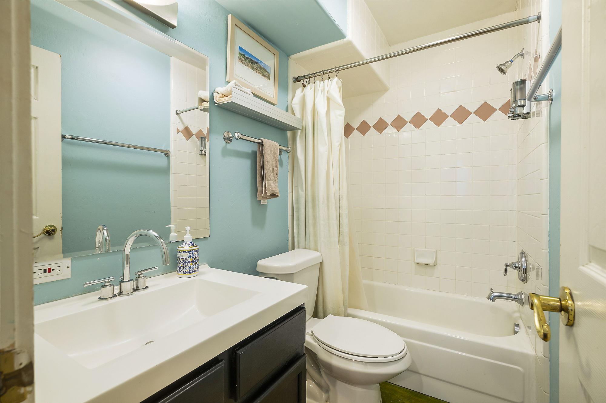 Historic Corridor steps to Austin's best BBQ