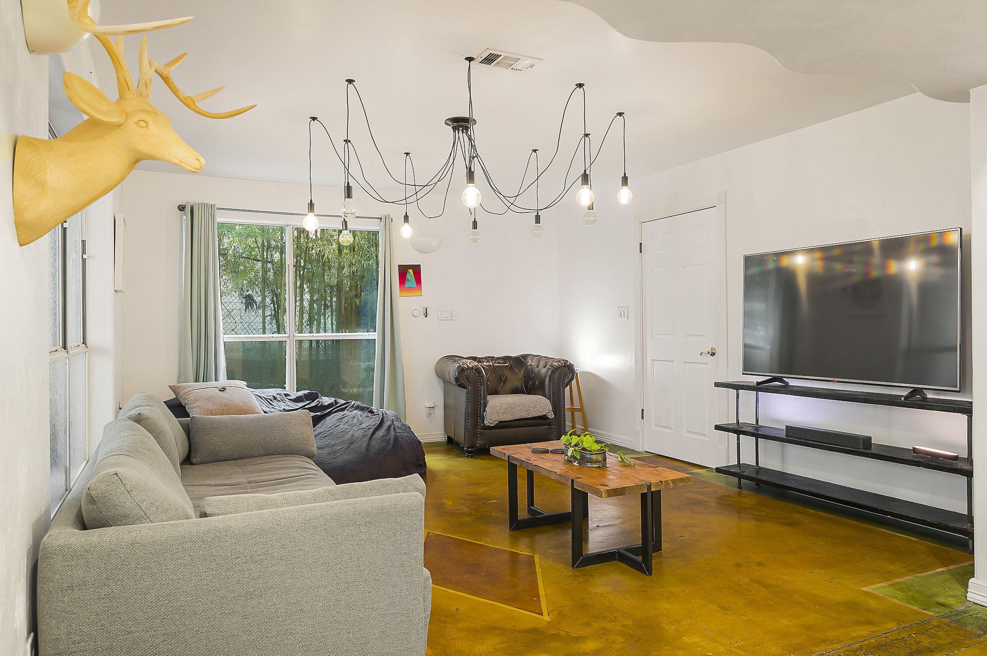 Historic Corridor steps to Austin's best BBQ