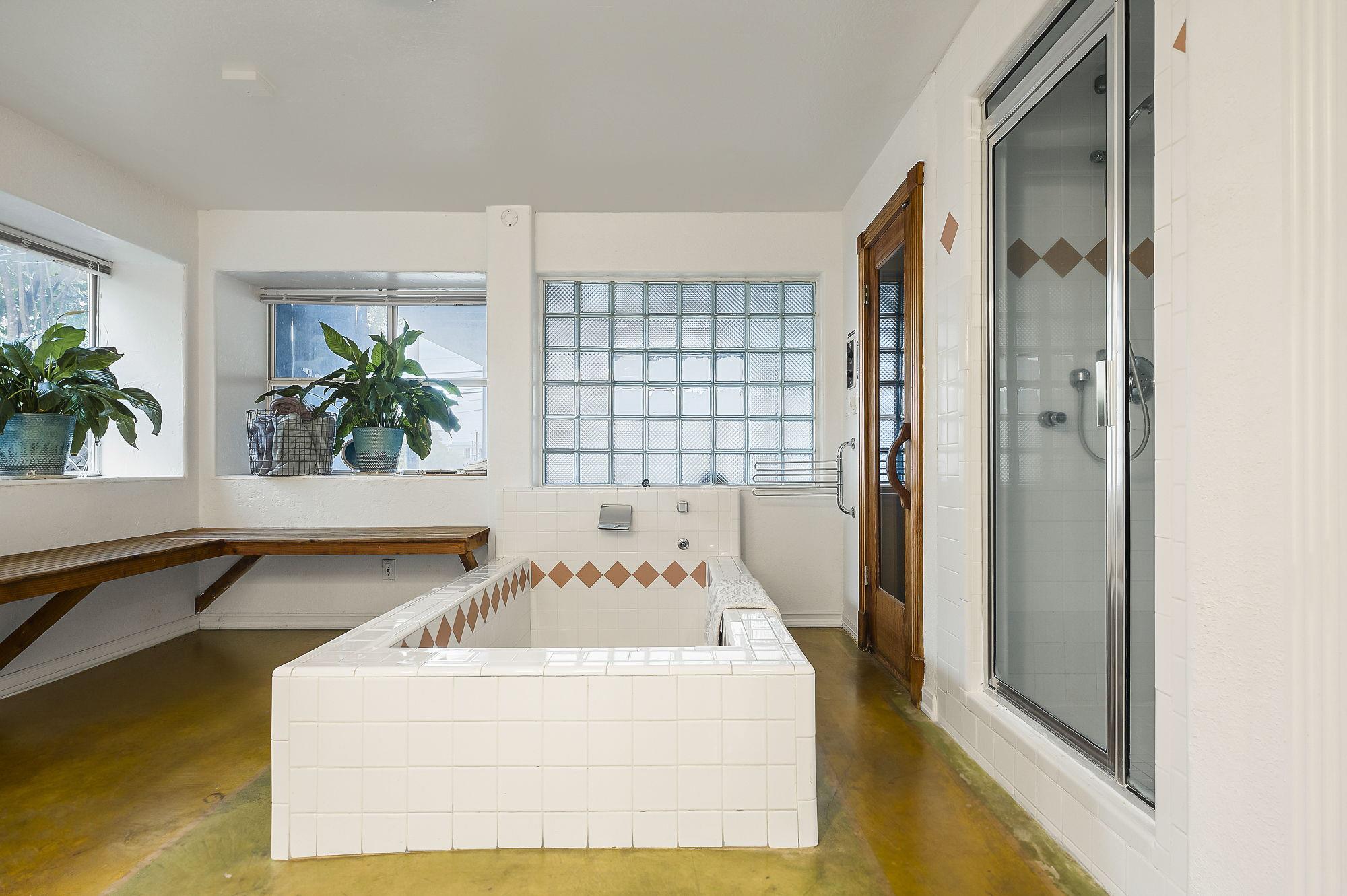 Historic Corridor steps to Austin's best BBQ