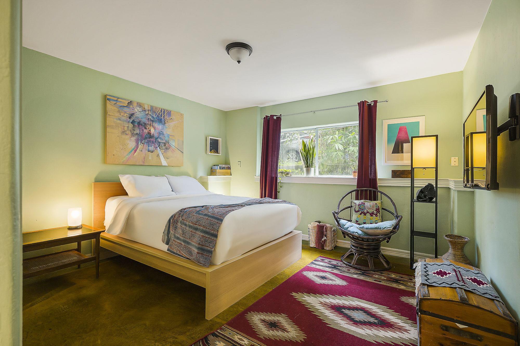 Historic Corridor steps to Austin's best BBQ