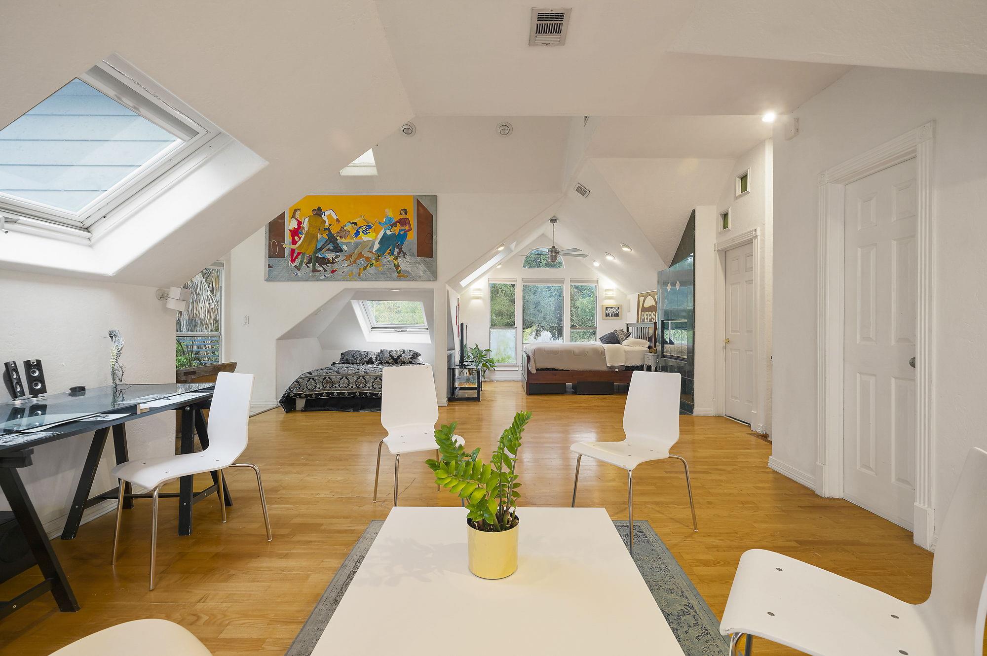 Historic Corridor steps to Austin's best BBQ