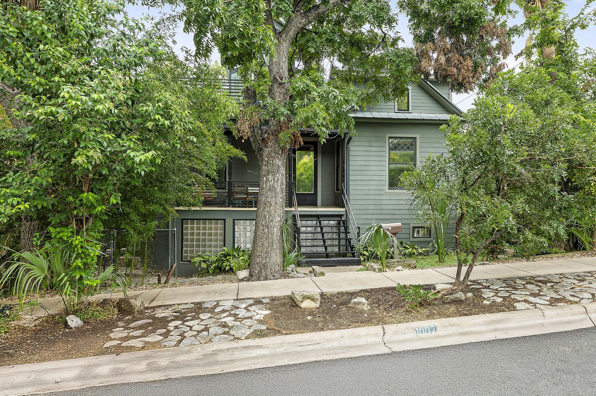 Historic Corridor steps to Austin's best BBQ