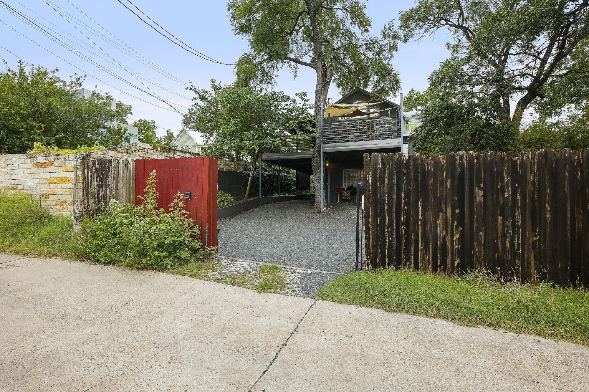 Historic Corridor steps to Austin's best BBQ