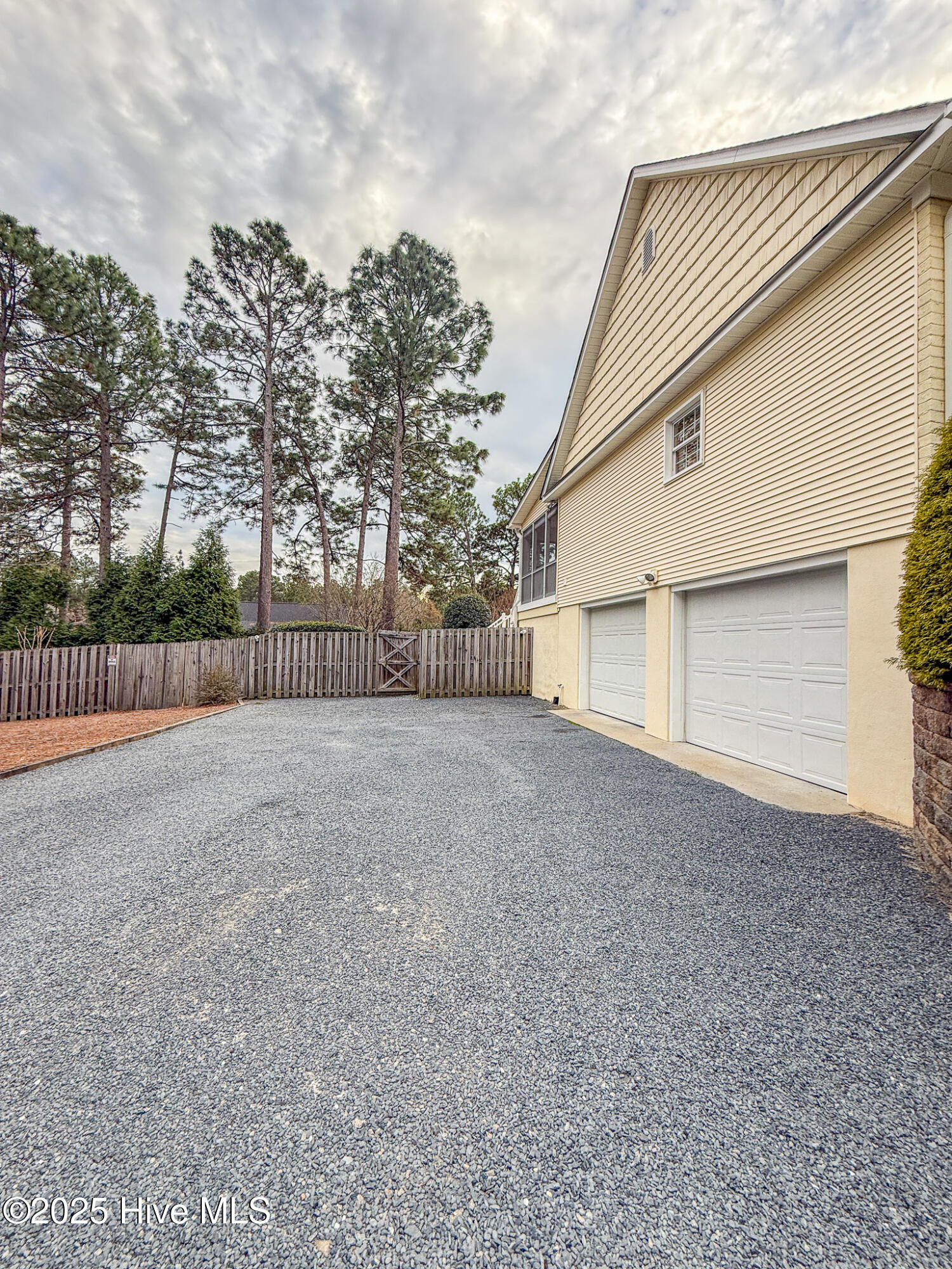 870 Monticello Drive, 8