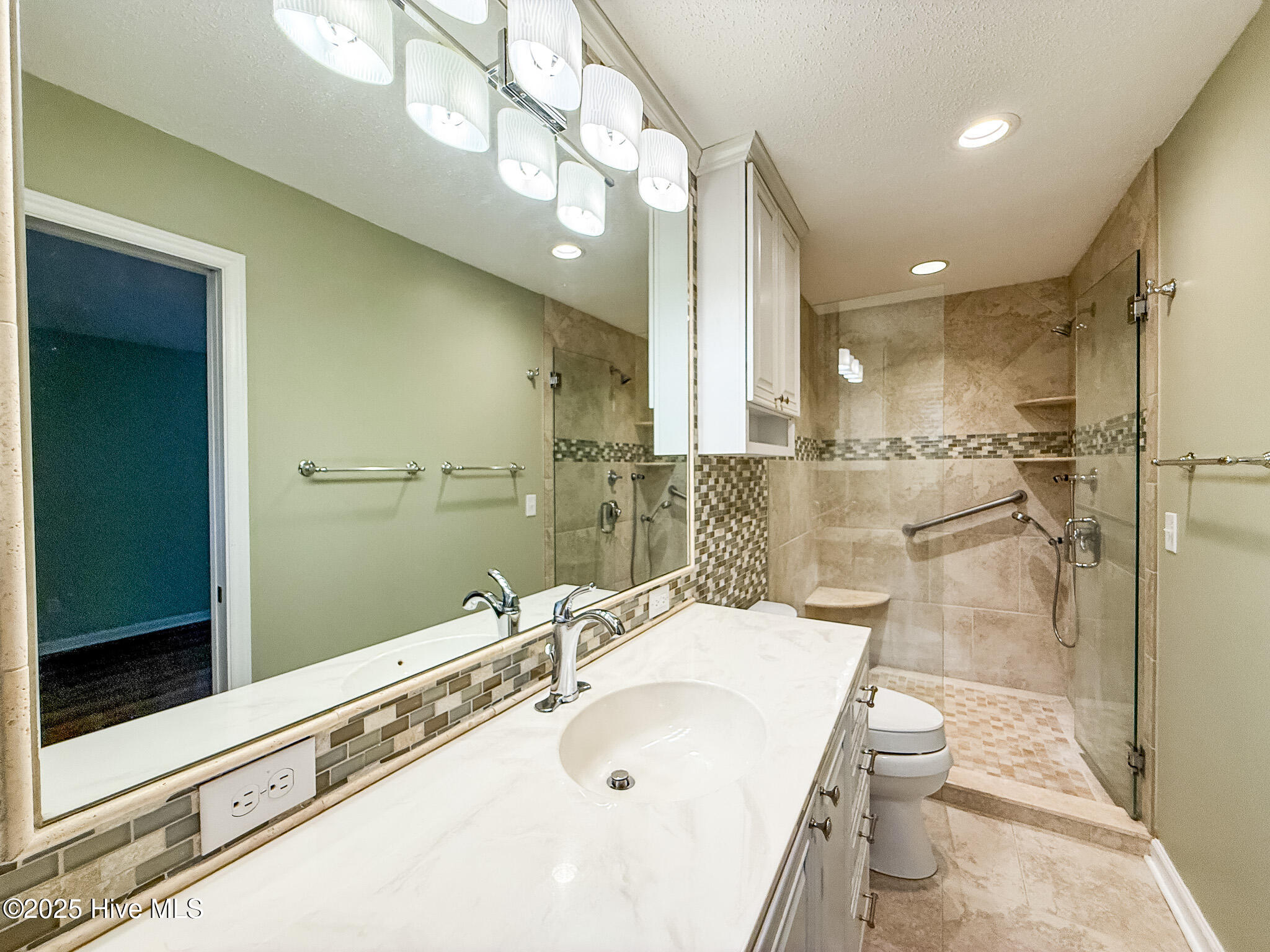 870 Monticello Drive, 8