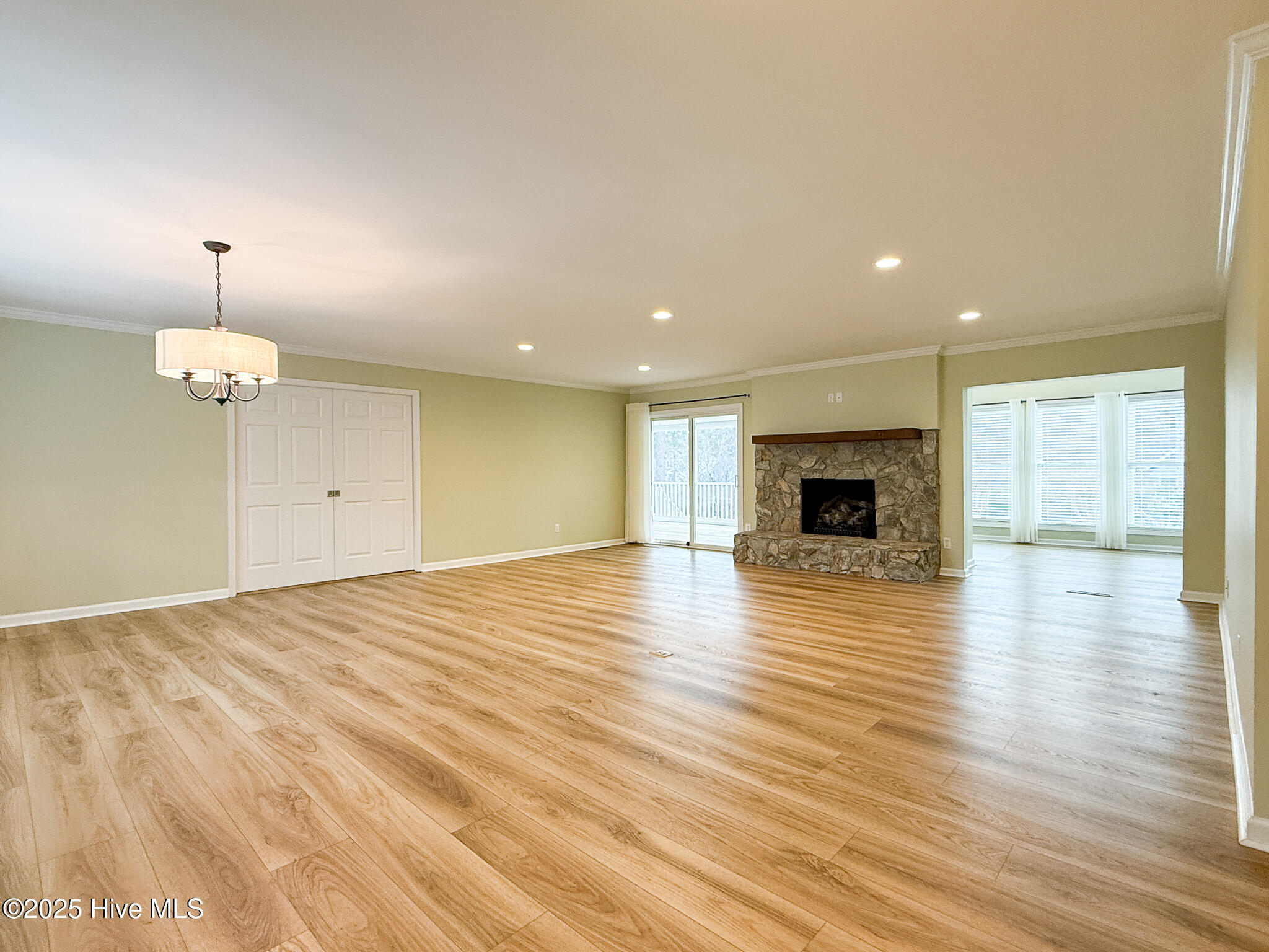 870 Monticello Drive, 8