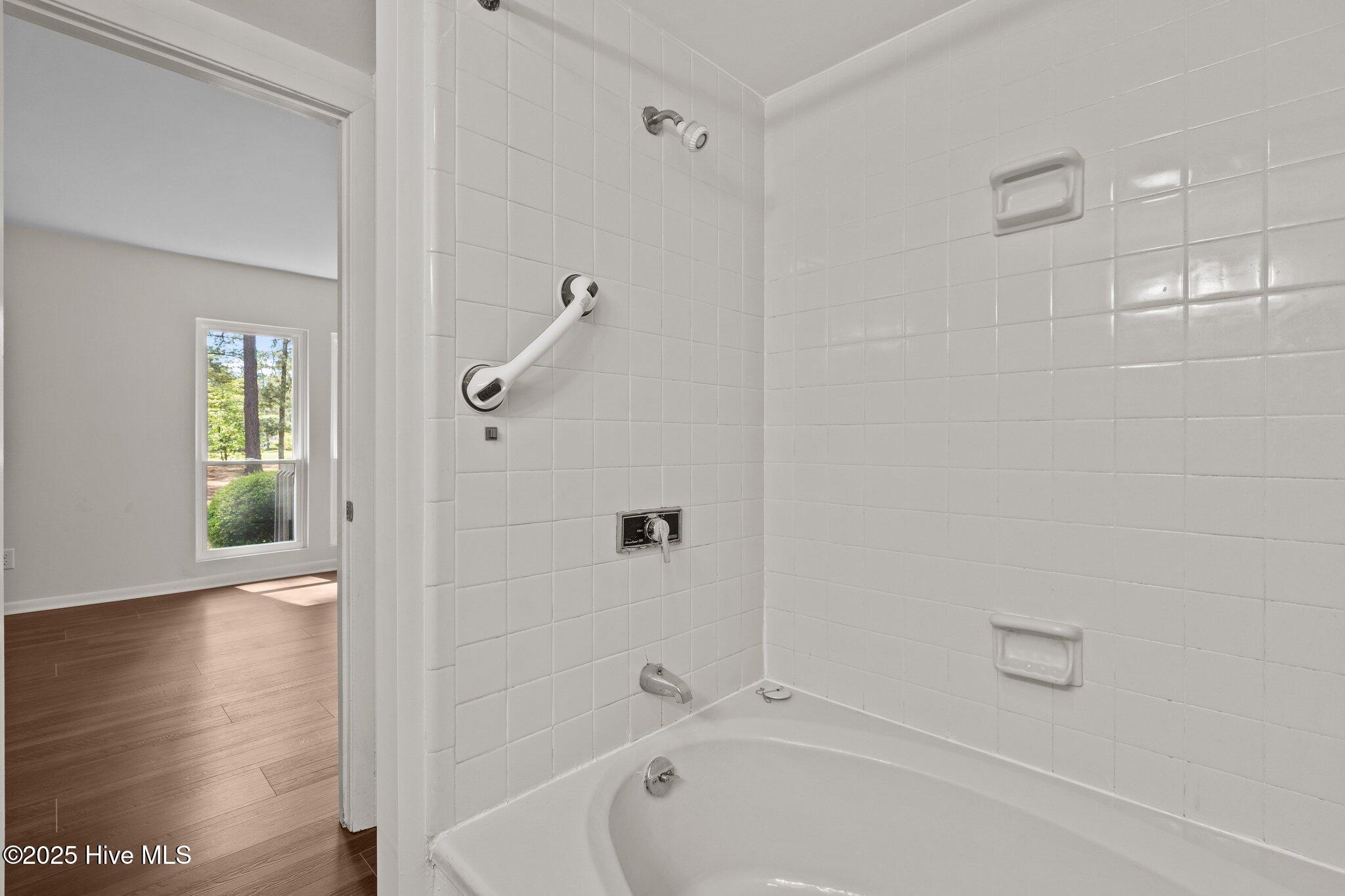 10 Pine Tree Road, 108