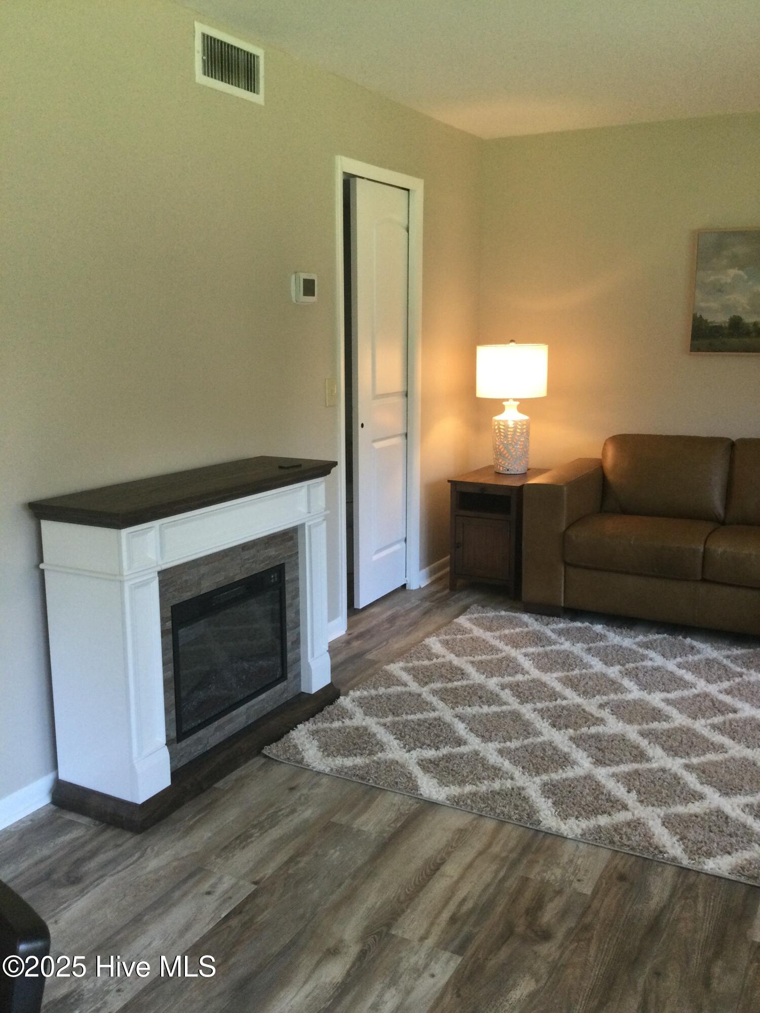 10 Pine Tree Road, 123