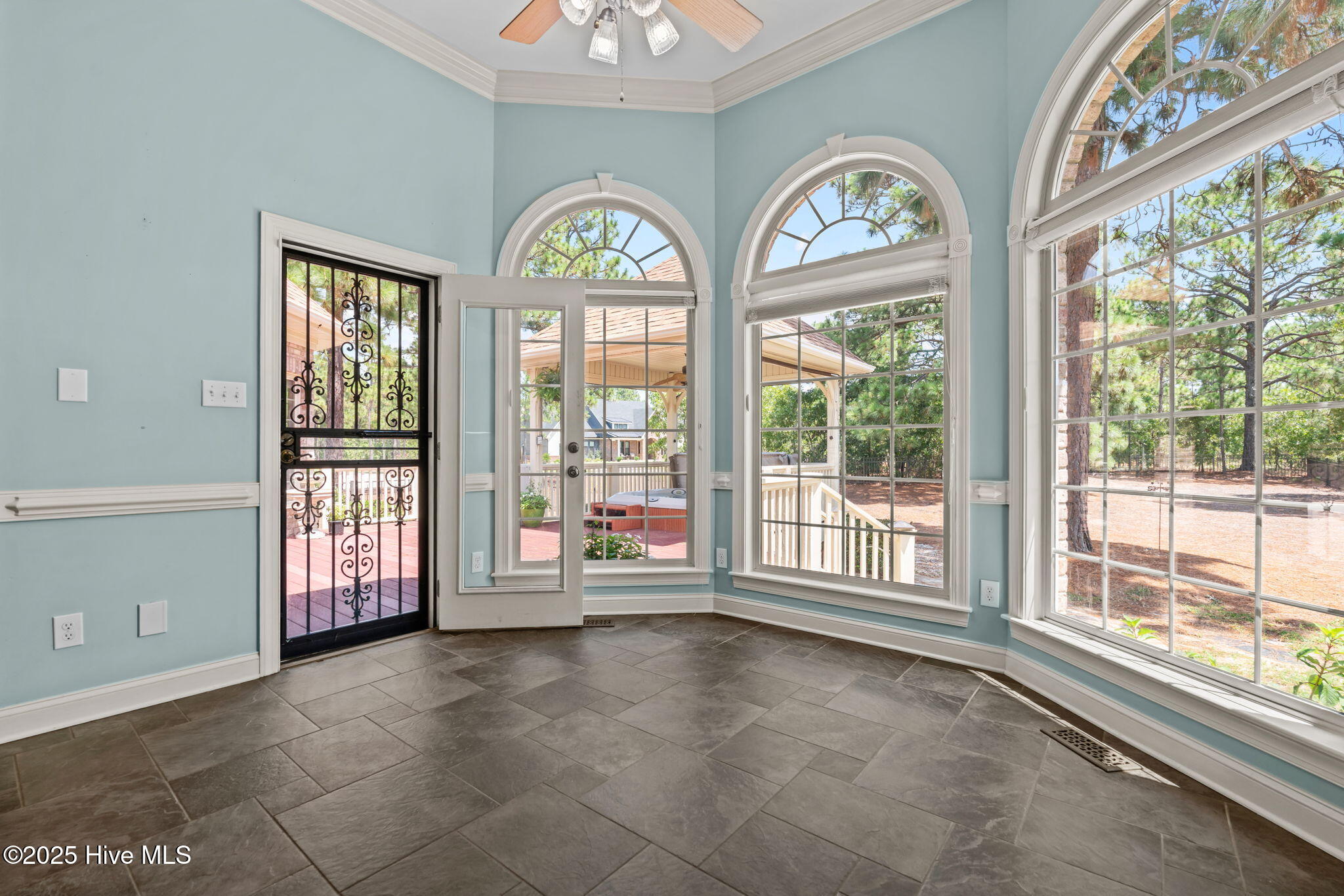 115 Lamplighter Lane