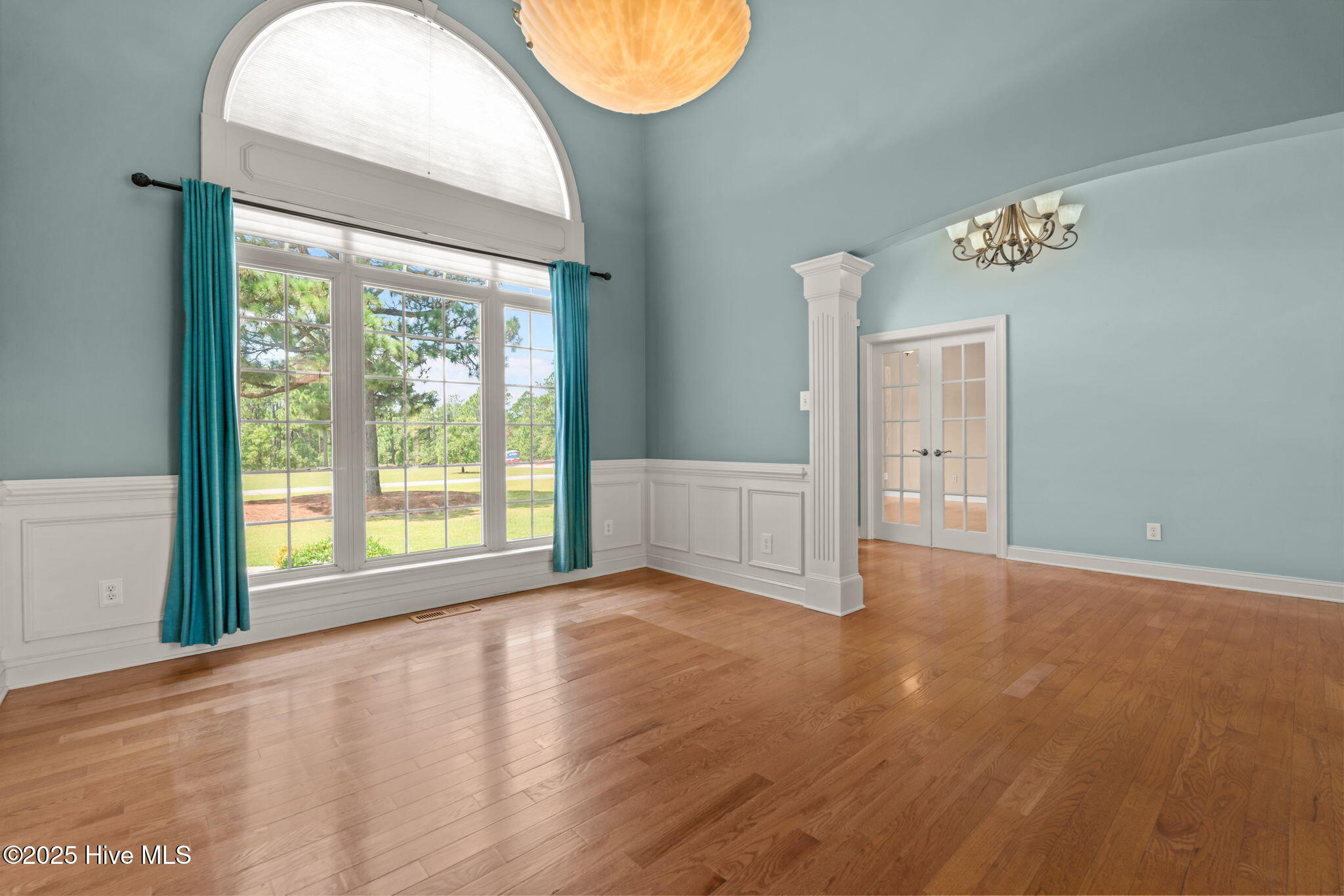 115 Lamplighter Lane