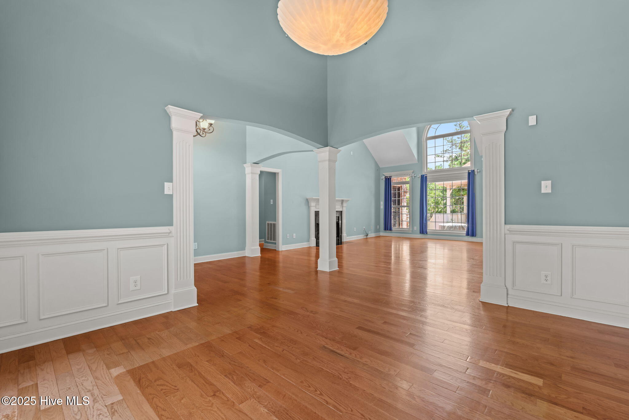 115 Lamplighter Lane