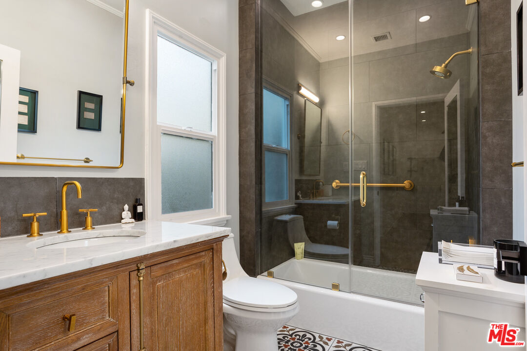 1104 S Longwood Ave Unit: Upper Unit