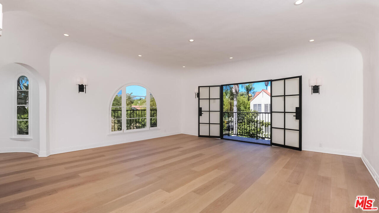 1104 S Longwood Ave Unit: Upper Unit