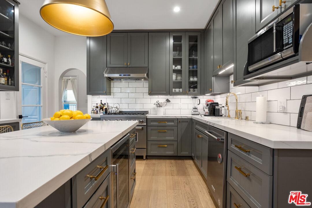 1104 S Longwood Ave Unit: Upper Unit