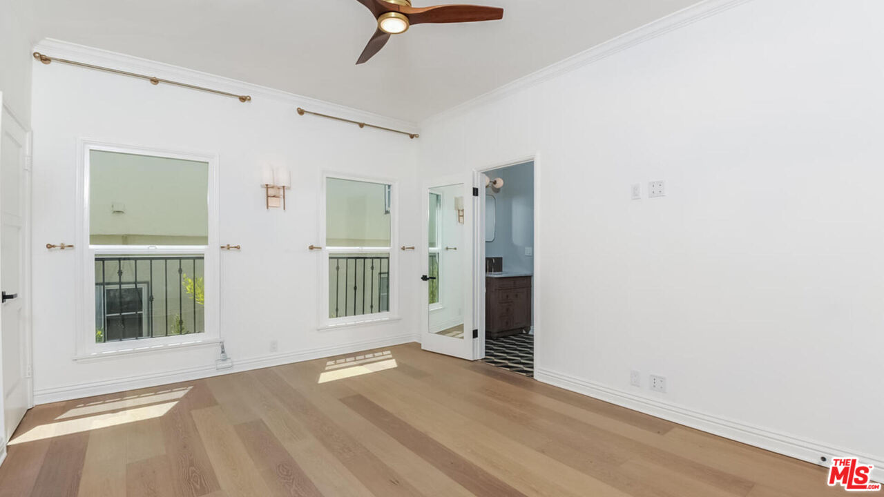 1104 S Longwood Ave Unit: Upper Unit