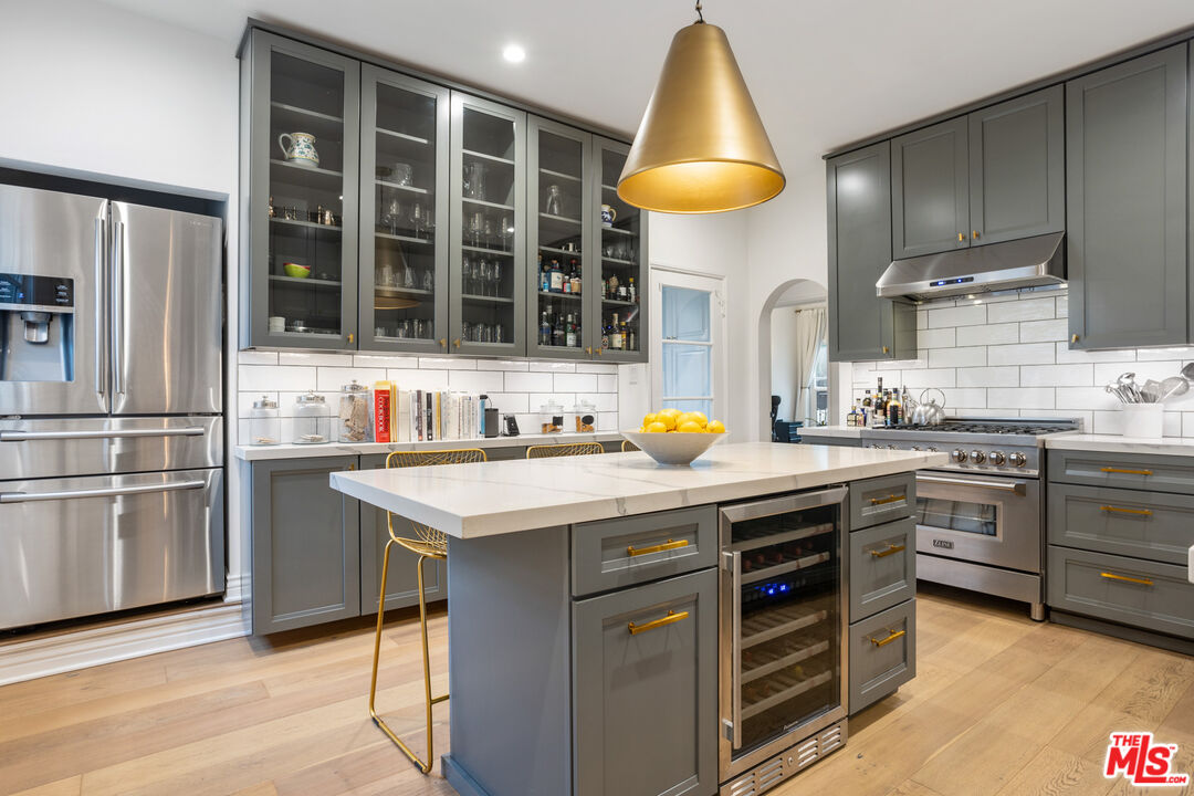 1104 S Longwood Ave Unit: Upper Unit