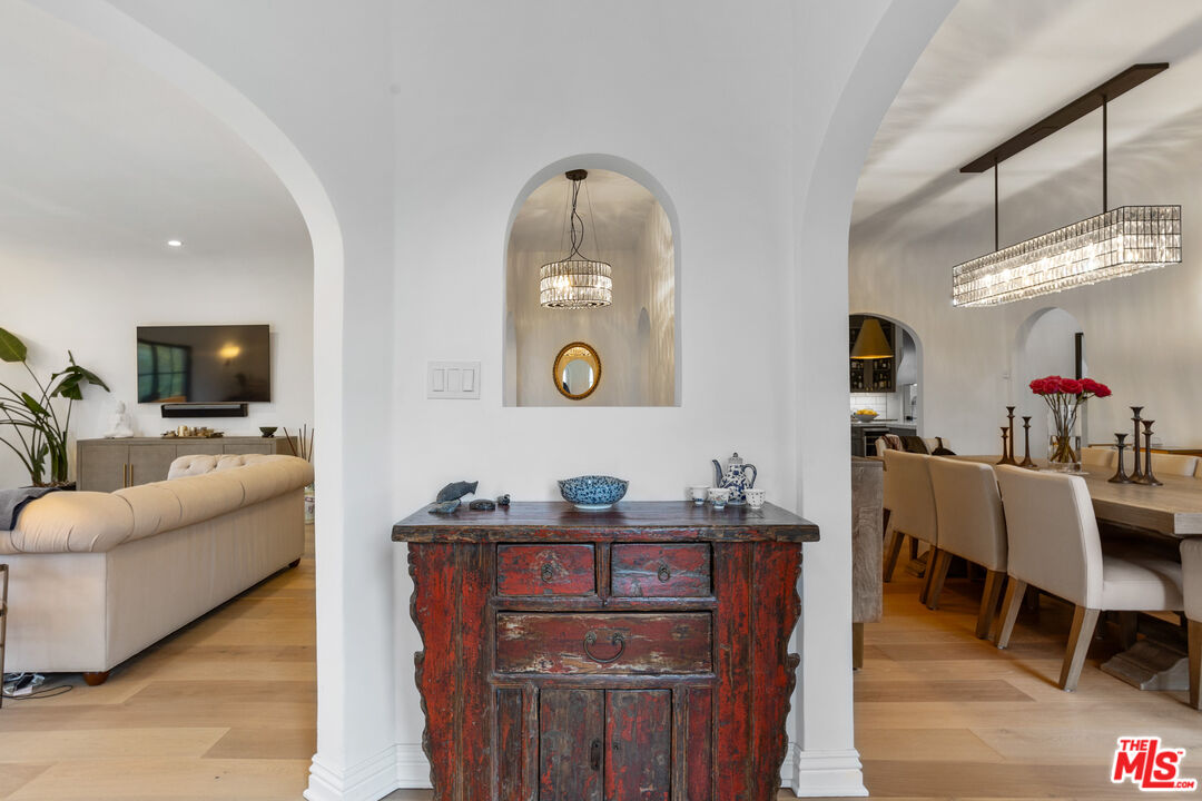 1104 S Longwood Ave Unit: Upper Unit