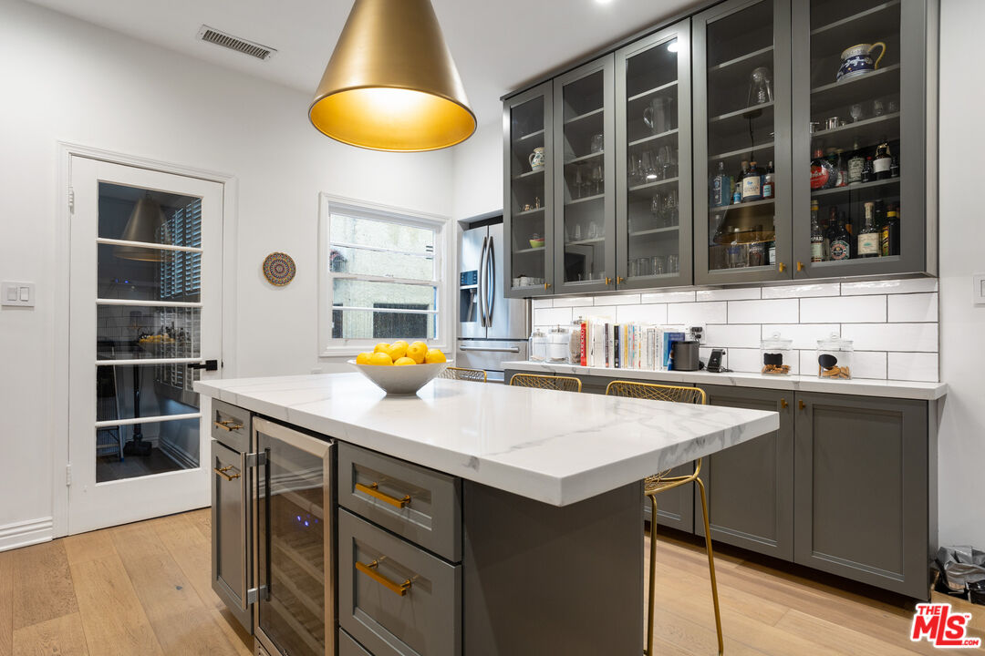 1104 S Longwood Ave Unit: Upper Unit