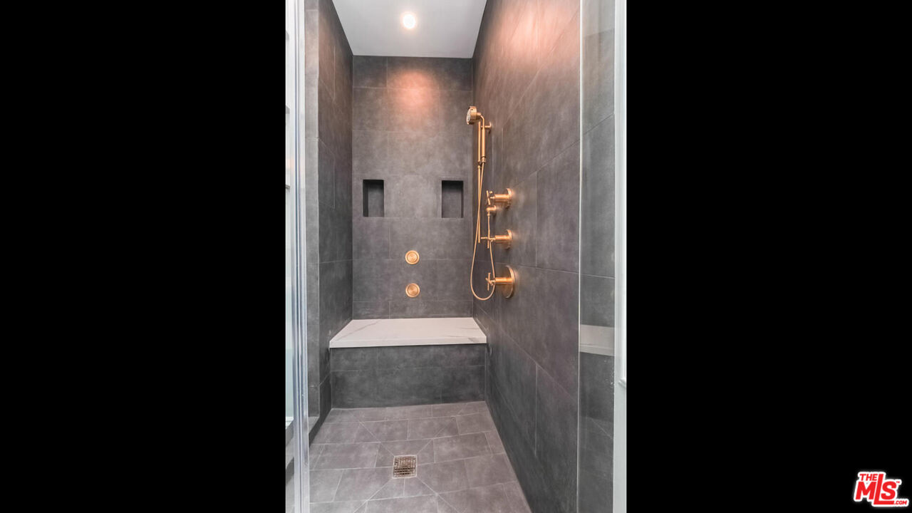 1104 S Longwood Ave Unit: Upper Unit