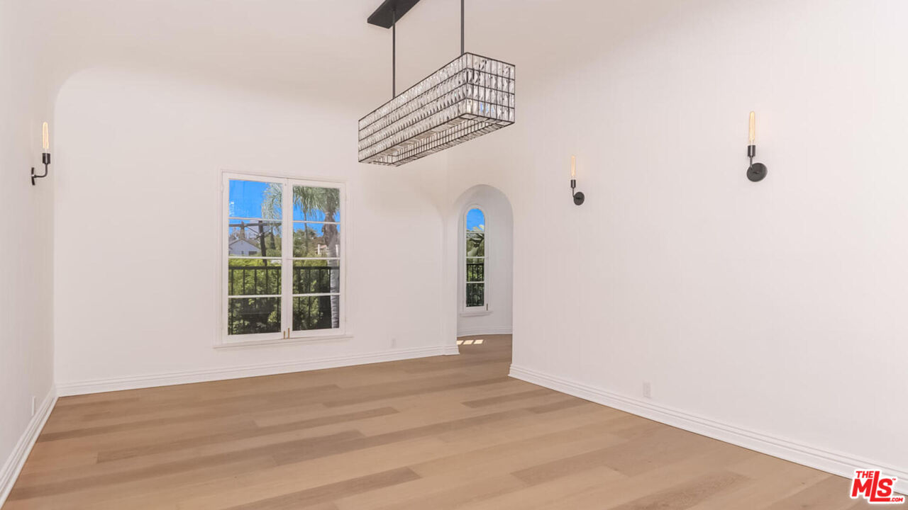 1104 S Longwood Ave Unit: Upper Unit