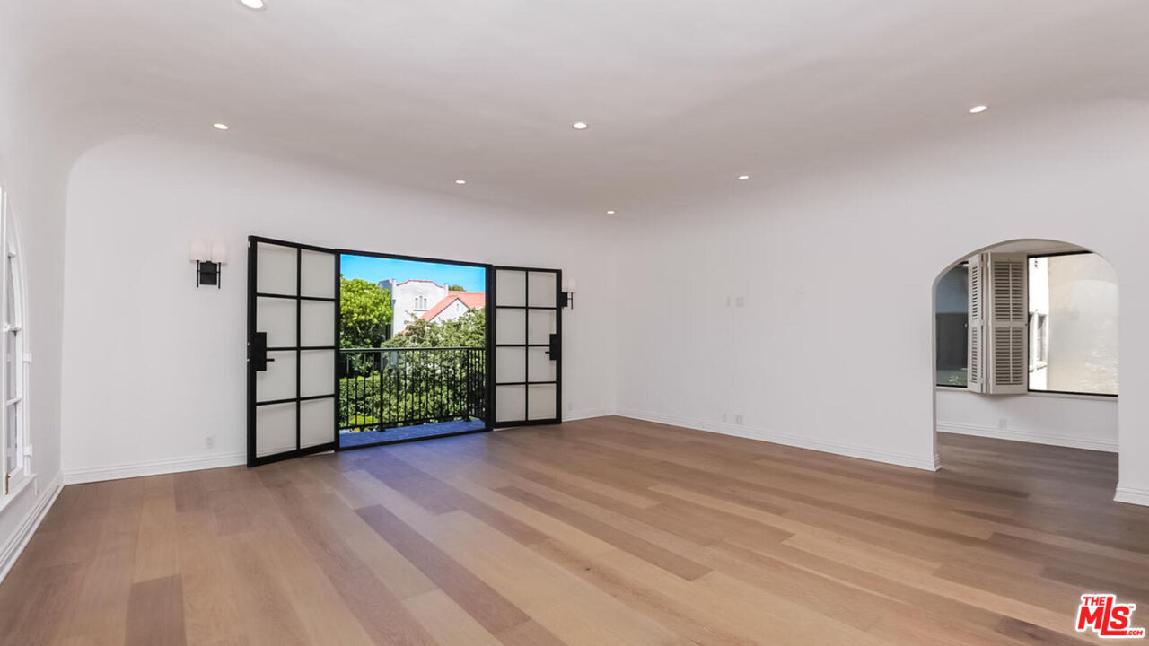 1104 S Longwood Ave Unit: Upper Unit
