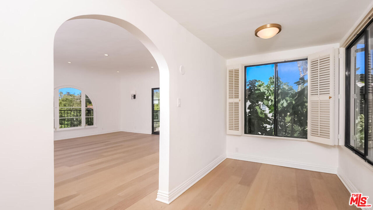 1104 S Longwood Ave Unit: Upper Unit