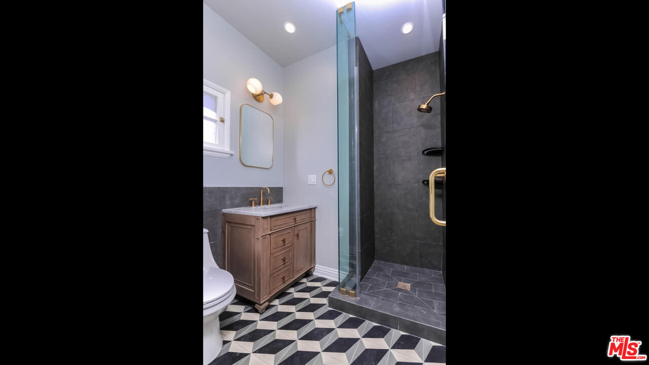1104 S Longwood Ave Unit: Upper Unit