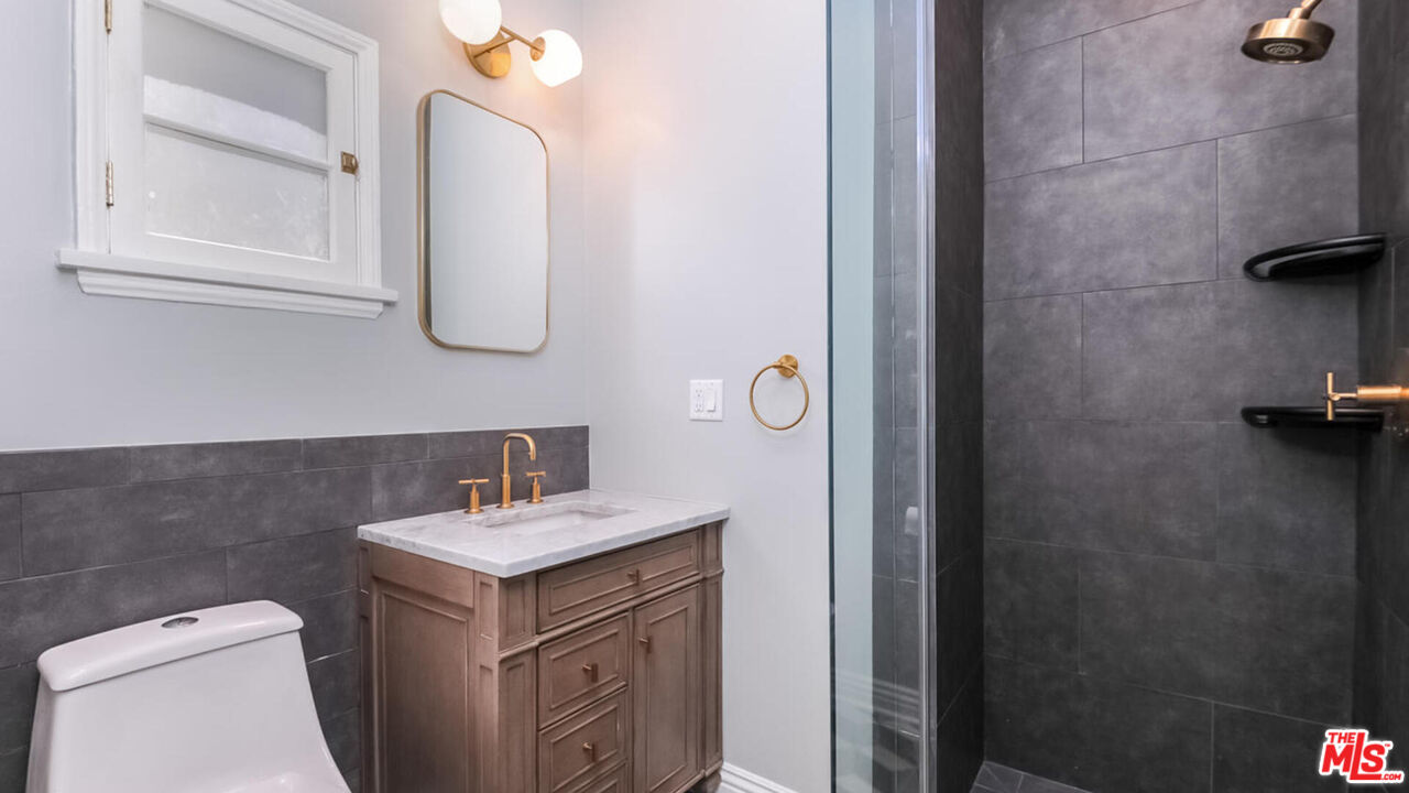 1104 S Longwood Ave Unit: Upper Unit