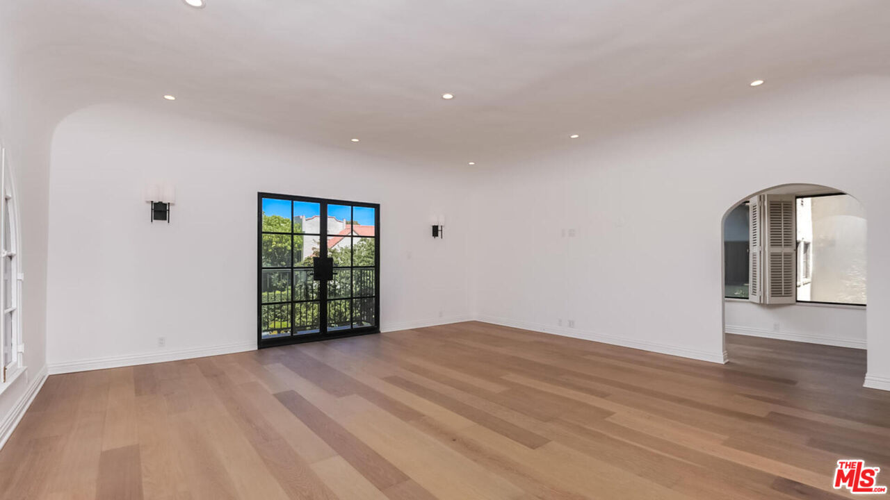 1104 S Longwood Ave Unit: Upper Unit