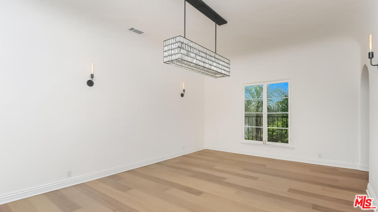 1104 S Longwood Ave Unit: Upper Unit