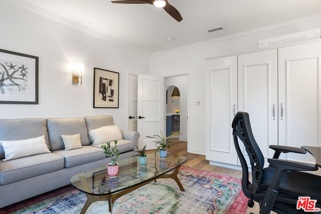 1104 S Longwood Ave Unit: Upper Unit