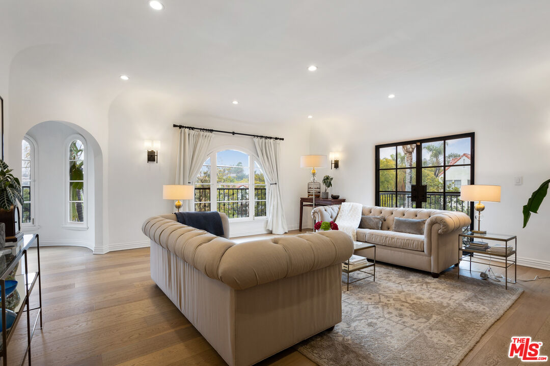 1104 S Longwood Ave Unit: Upper Unit