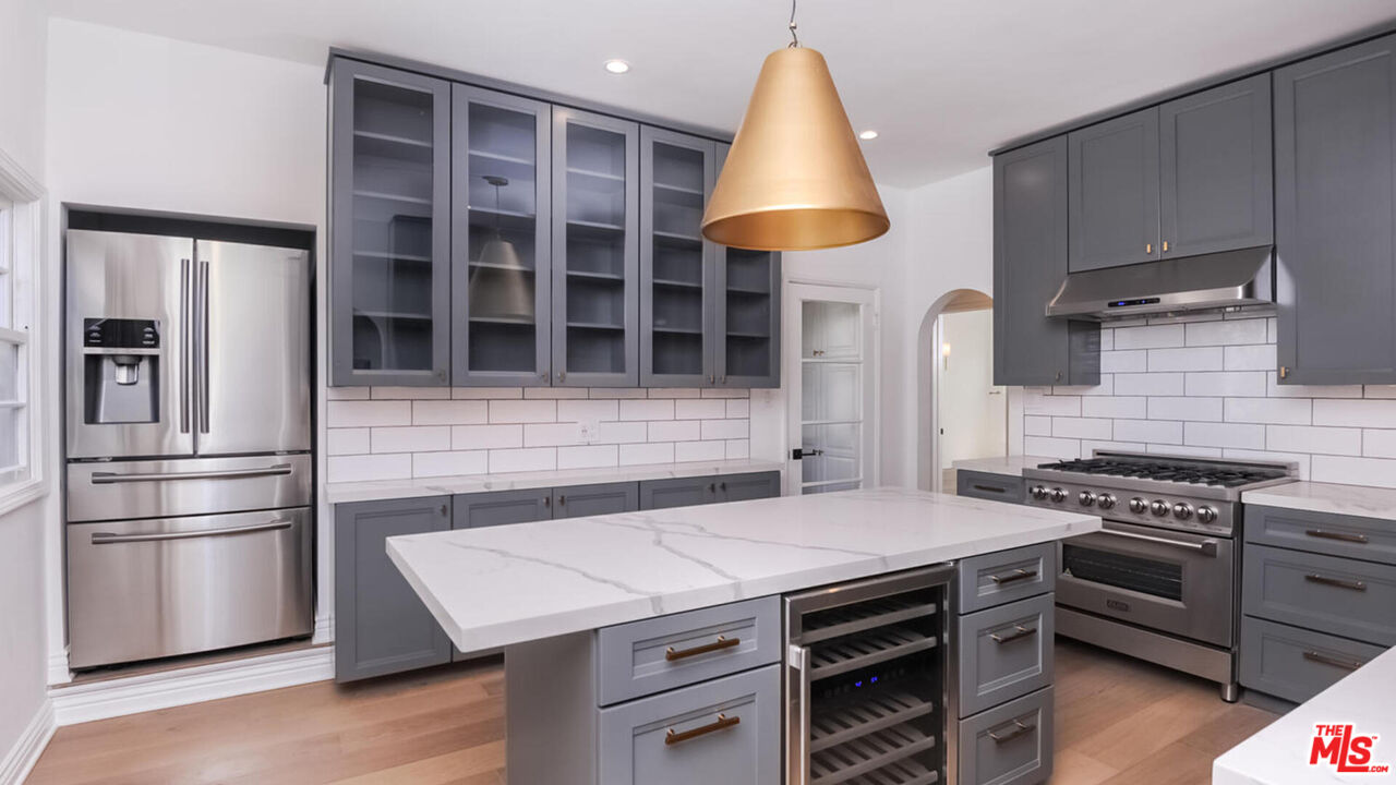 1104 S Longwood Ave Unit: Upper Unit