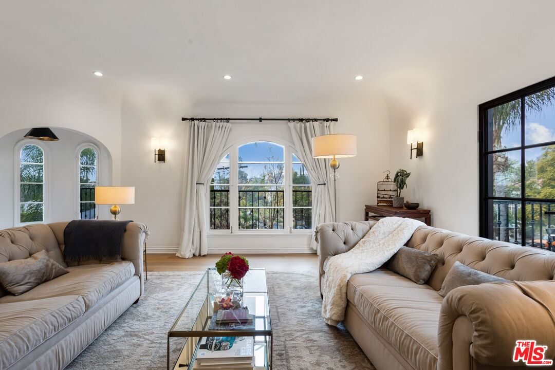 1104 S Longwood Ave Unit: Upper Unit