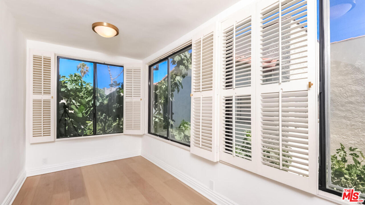 1104 S Longwood Ave Unit: Upper Unit