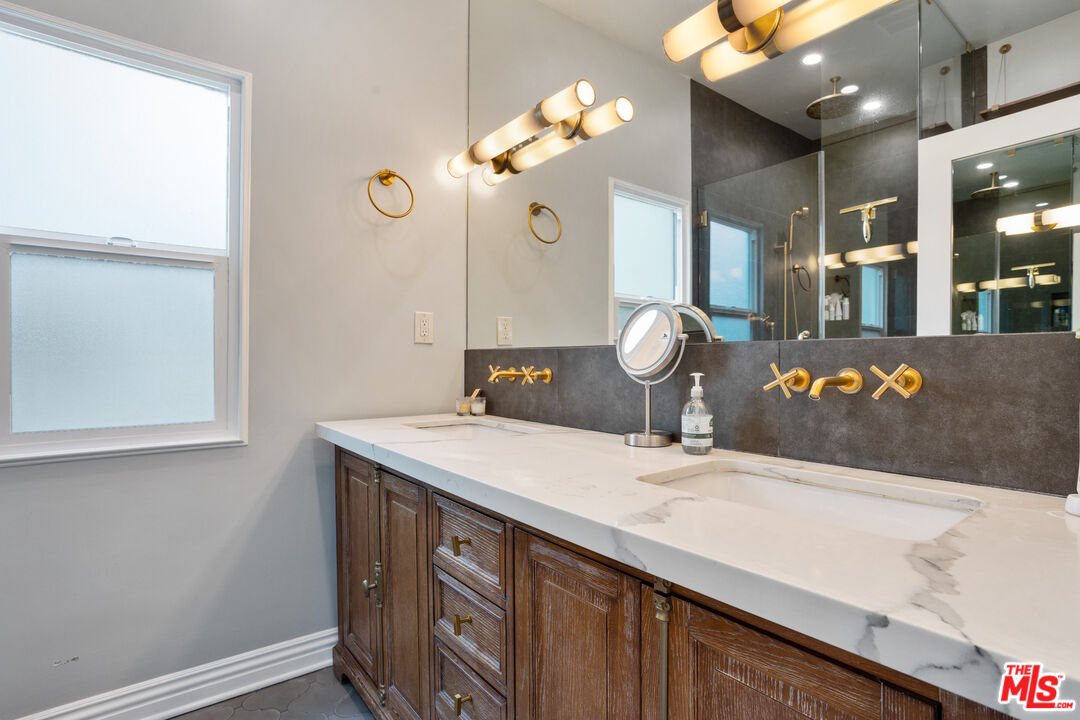 1104 S Longwood Ave Unit: Upper Unit