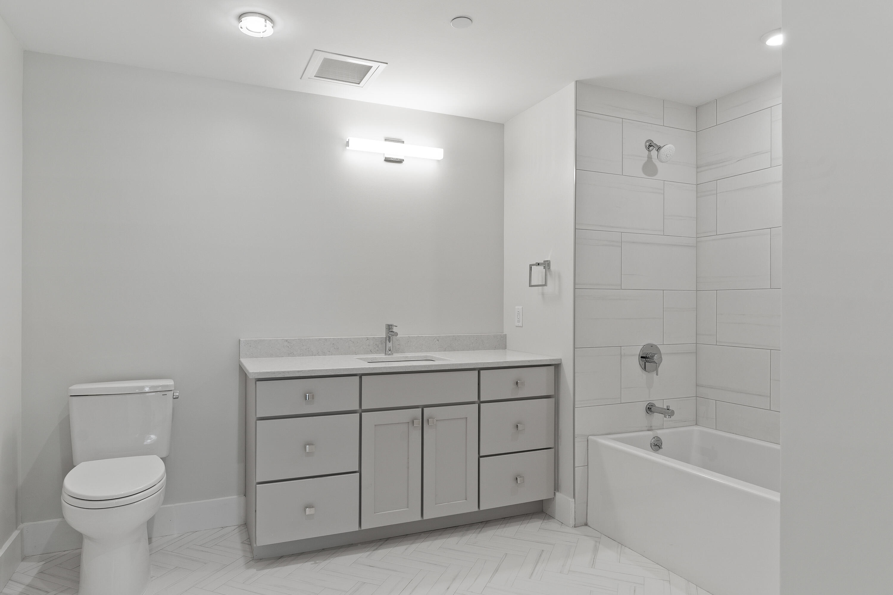 387 Commercial Street, 209