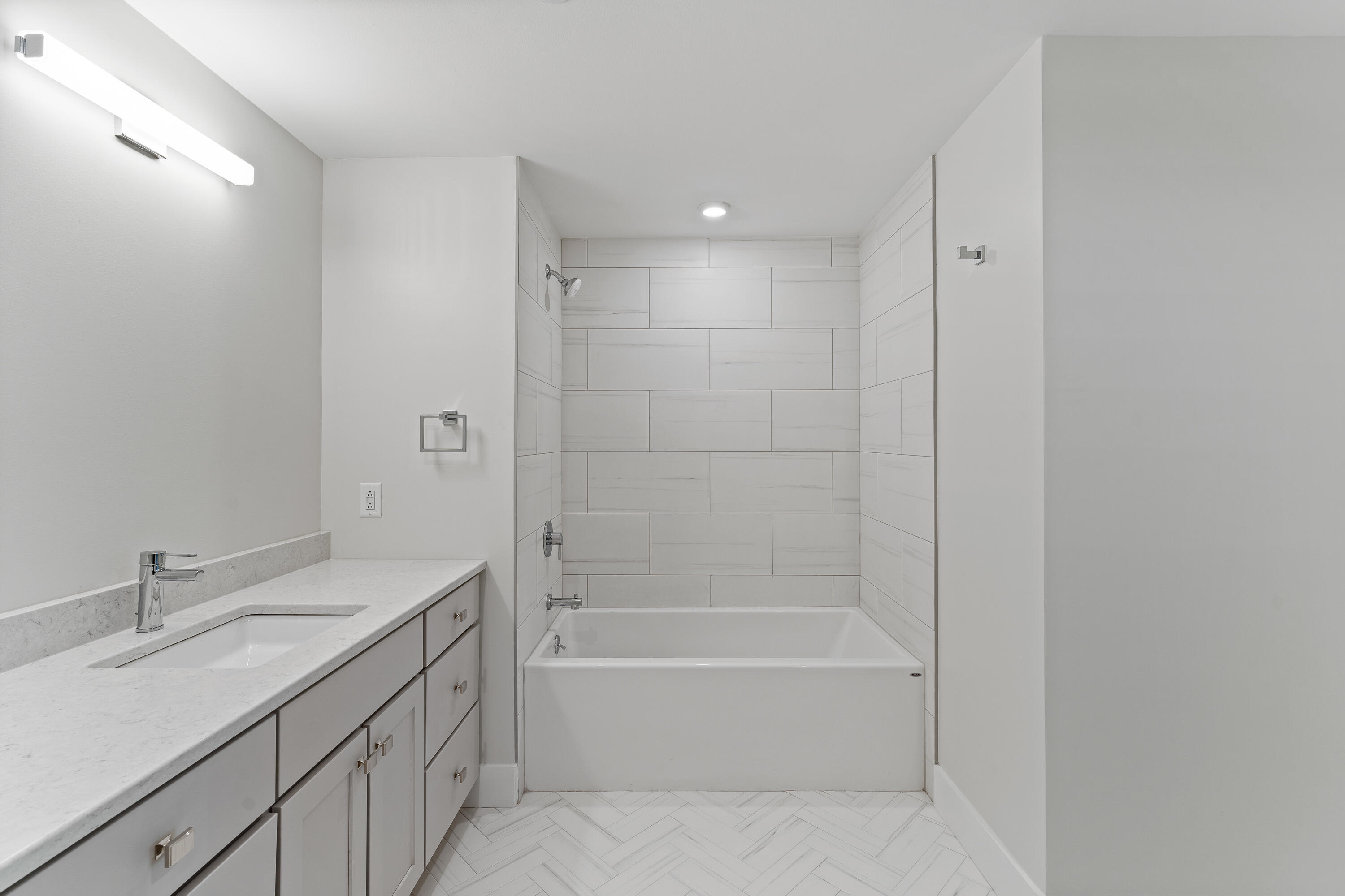 387 Commercial Street, 209