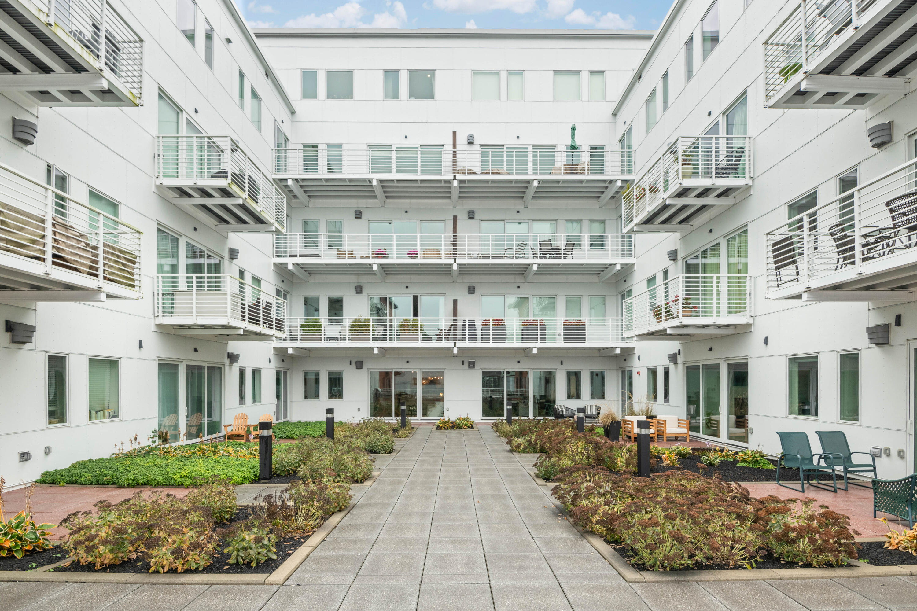 383 Commercial Street, 305