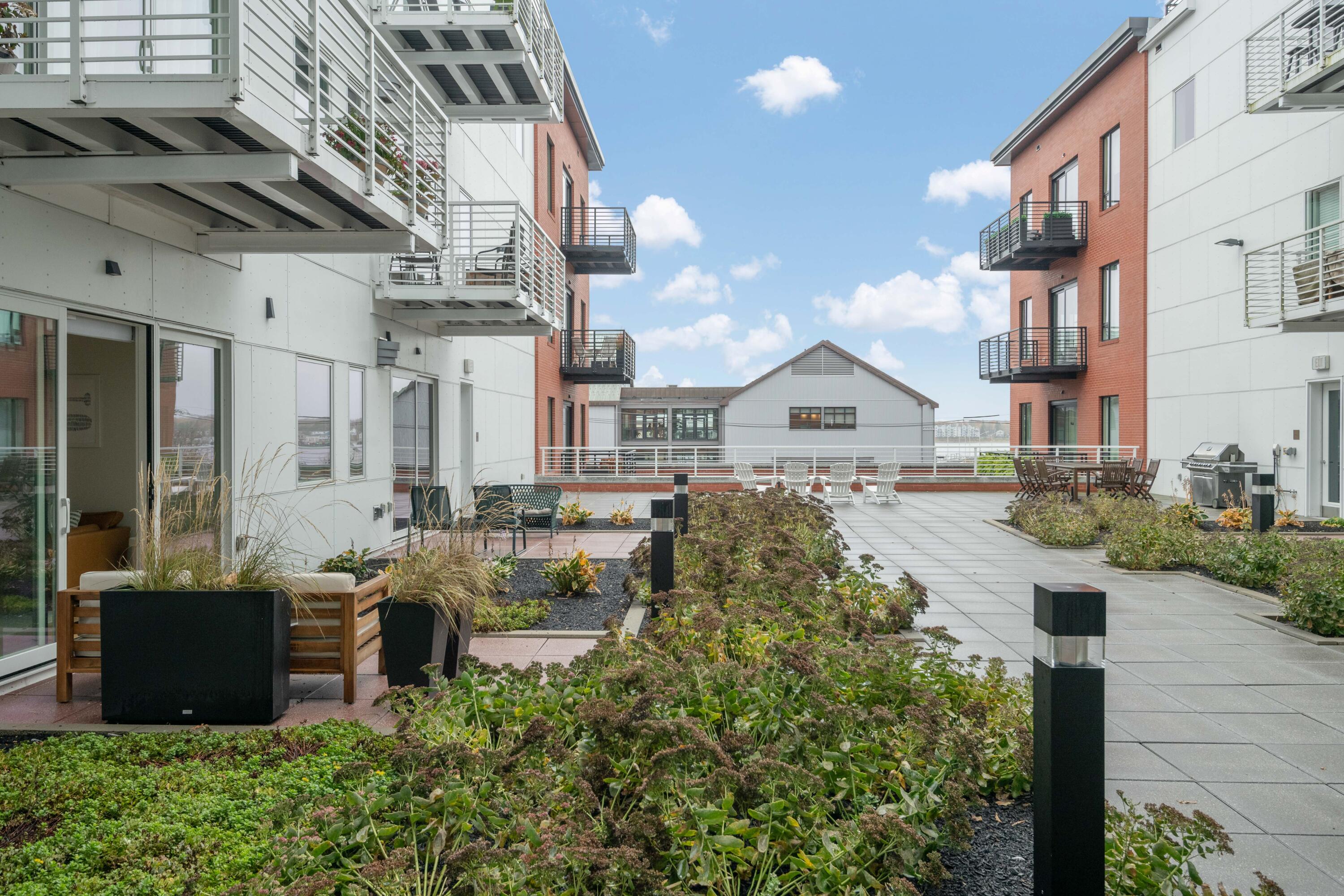 383 Commercial Street, 305