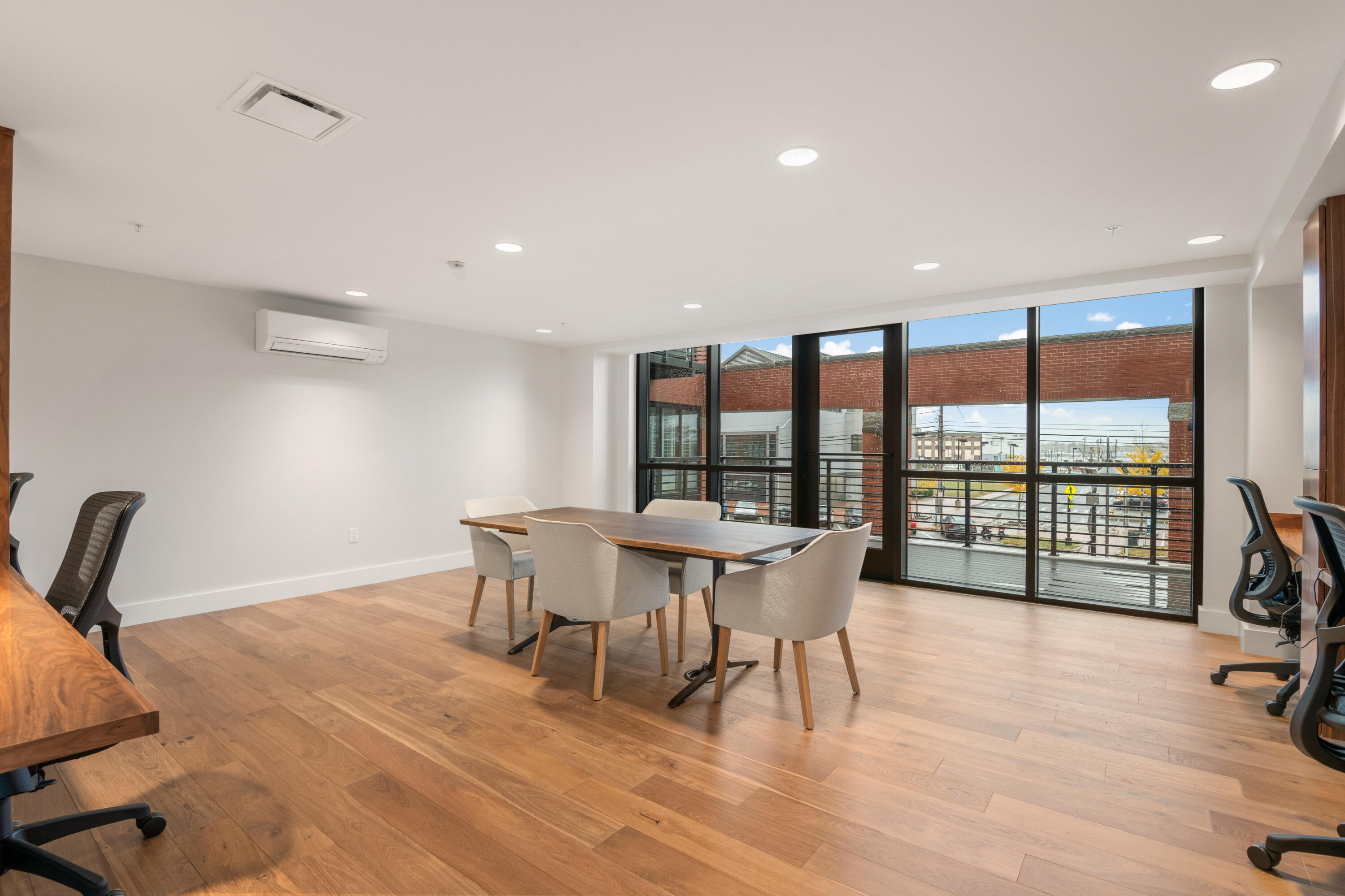 383 Commercial Street, 305