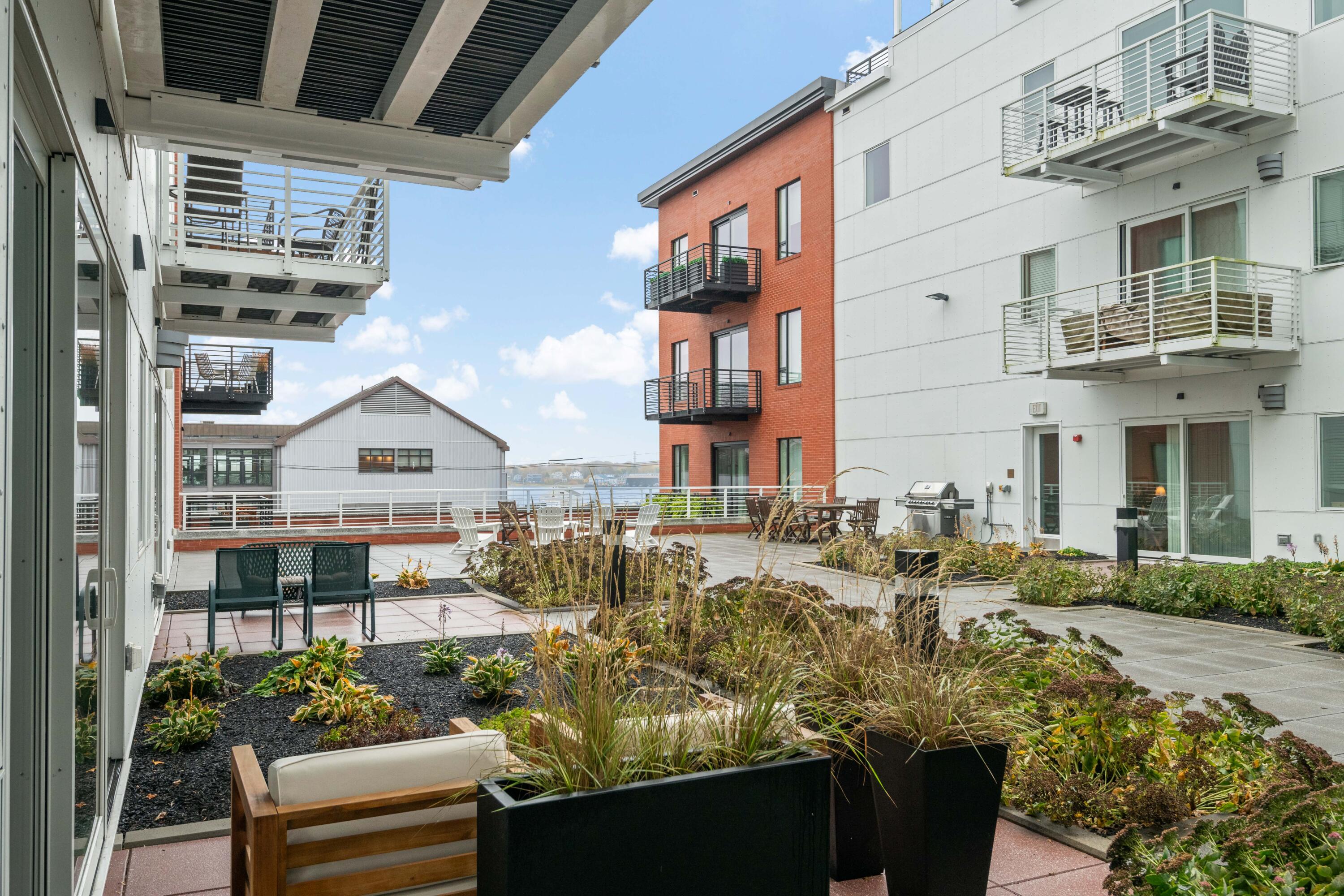 383 Commercial Street, 305