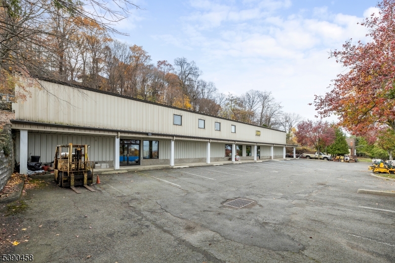 1190 Pompton Ave