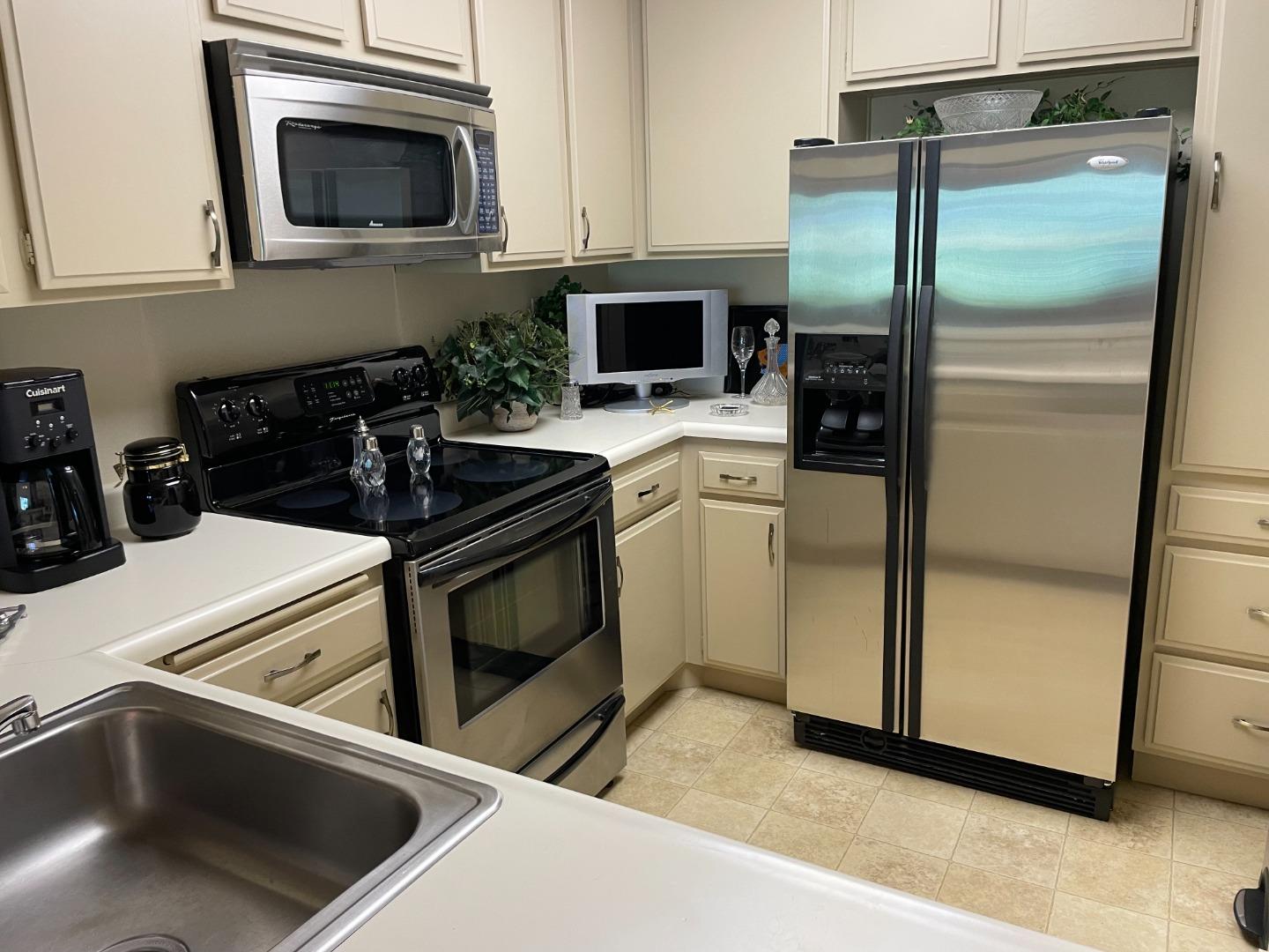 2140 Santa Cruz Avenue 201