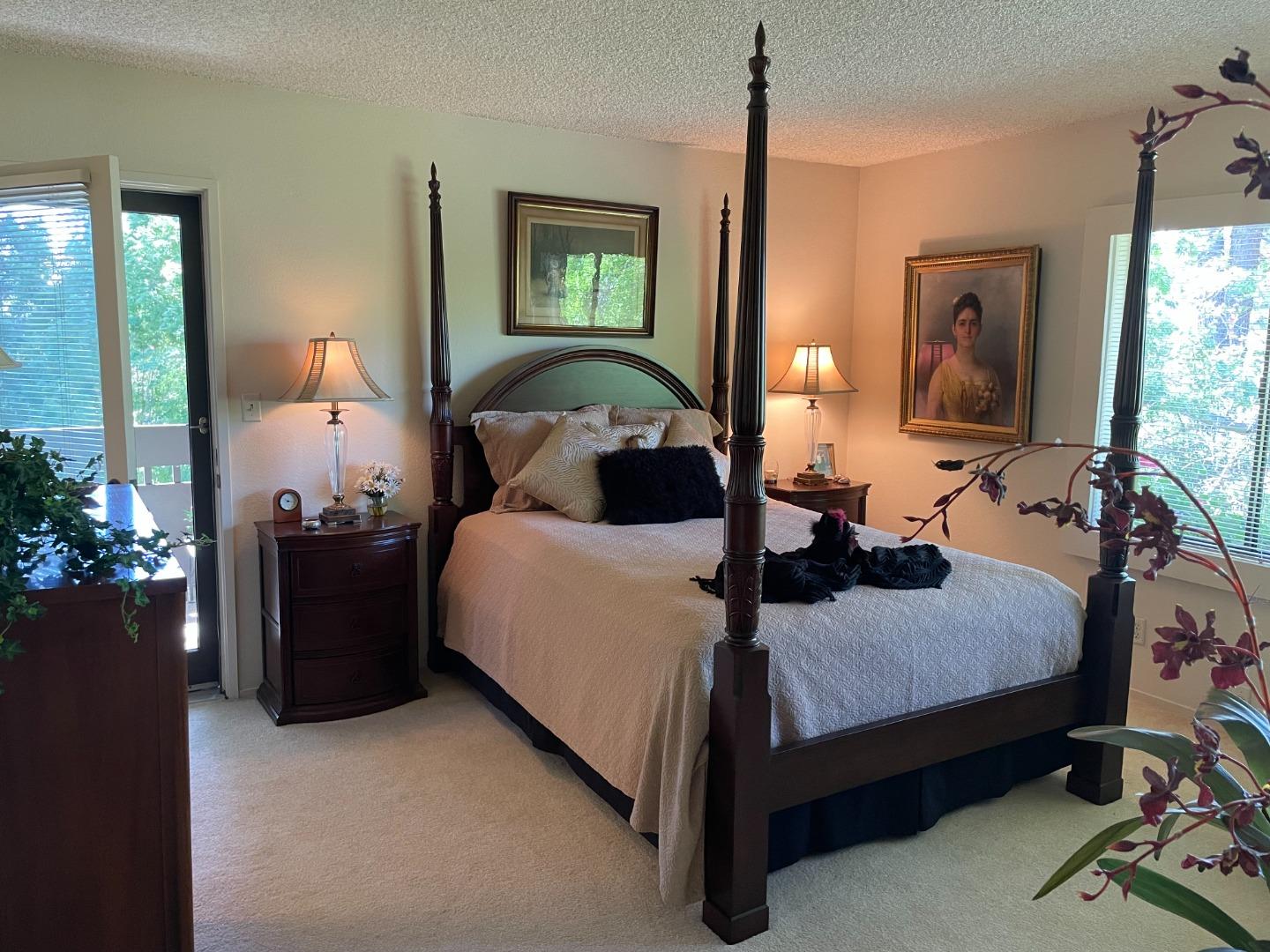 2140 Santa Cruz Avenue 201