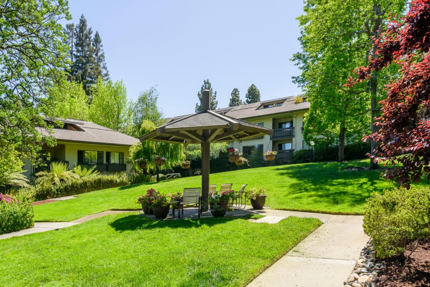 2140 Santa Cruz Avenue 201