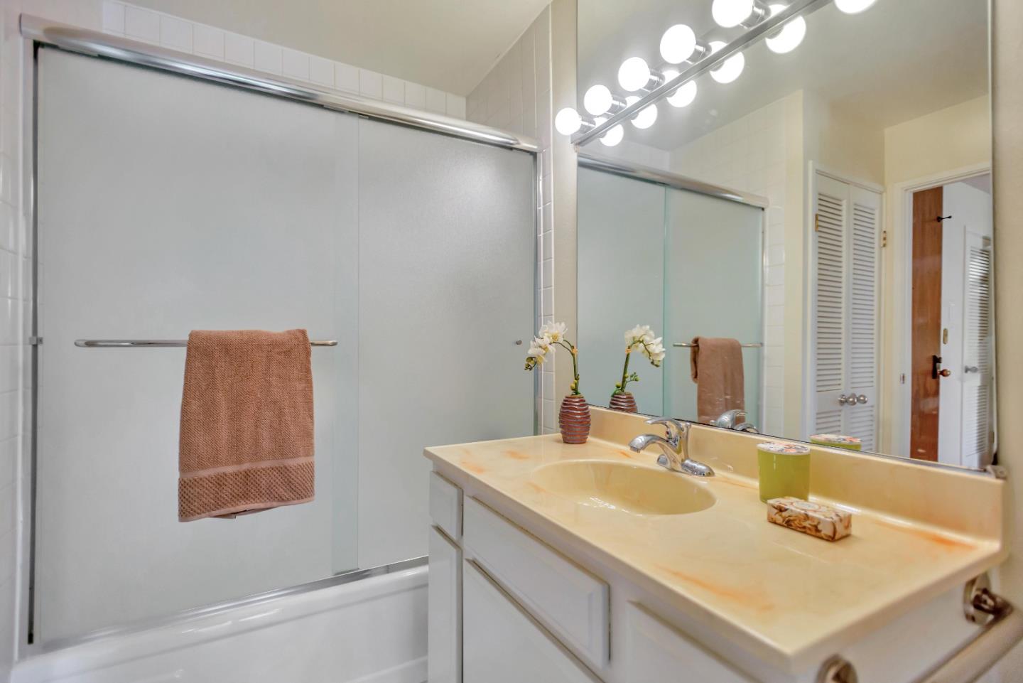 2140 Santa Cruz Avenue E109