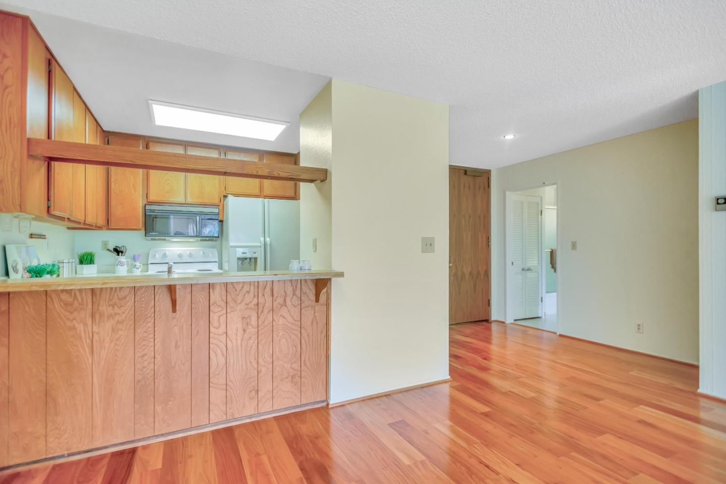 2140 Santa Cruz Avenue E109