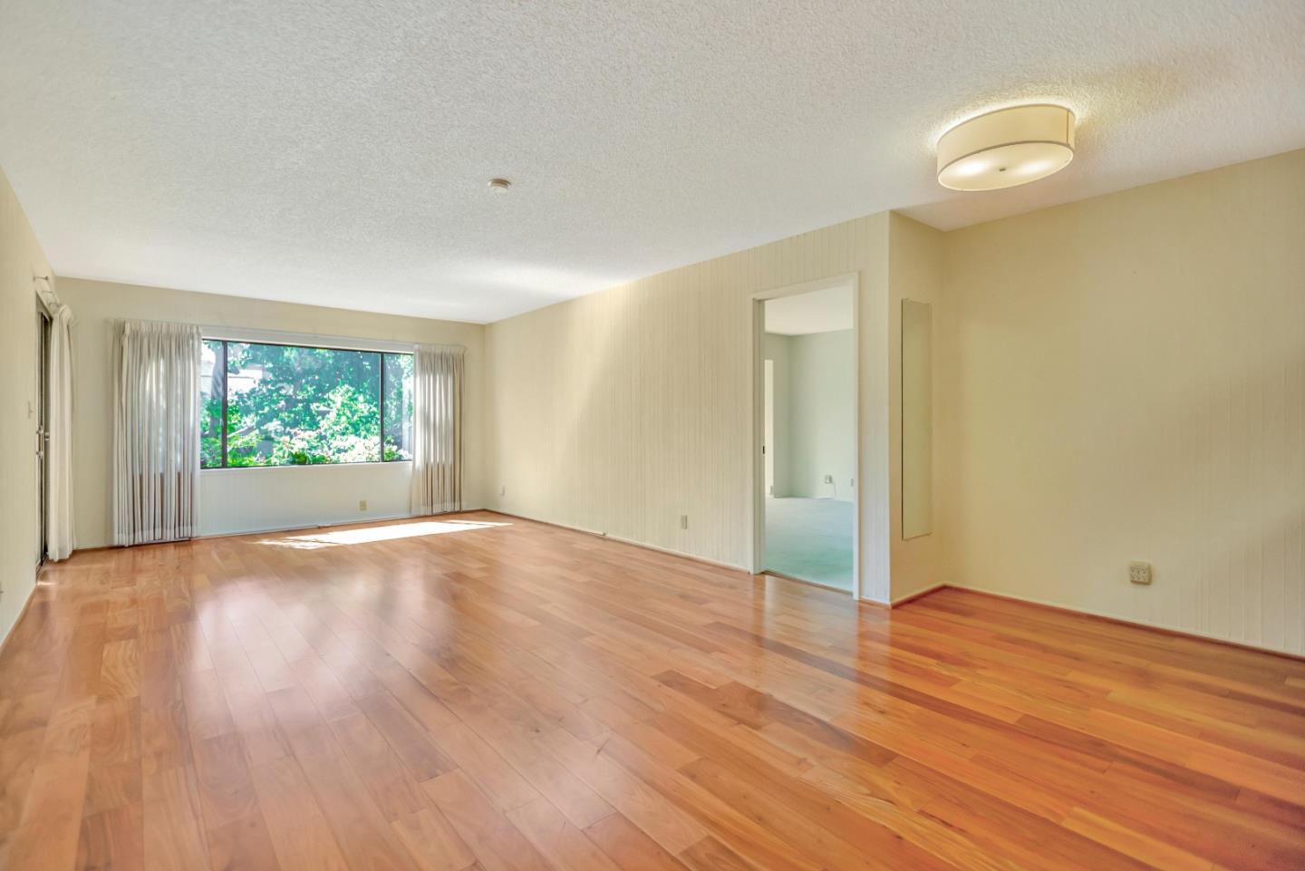 2140 Santa Cruz Avenue E109