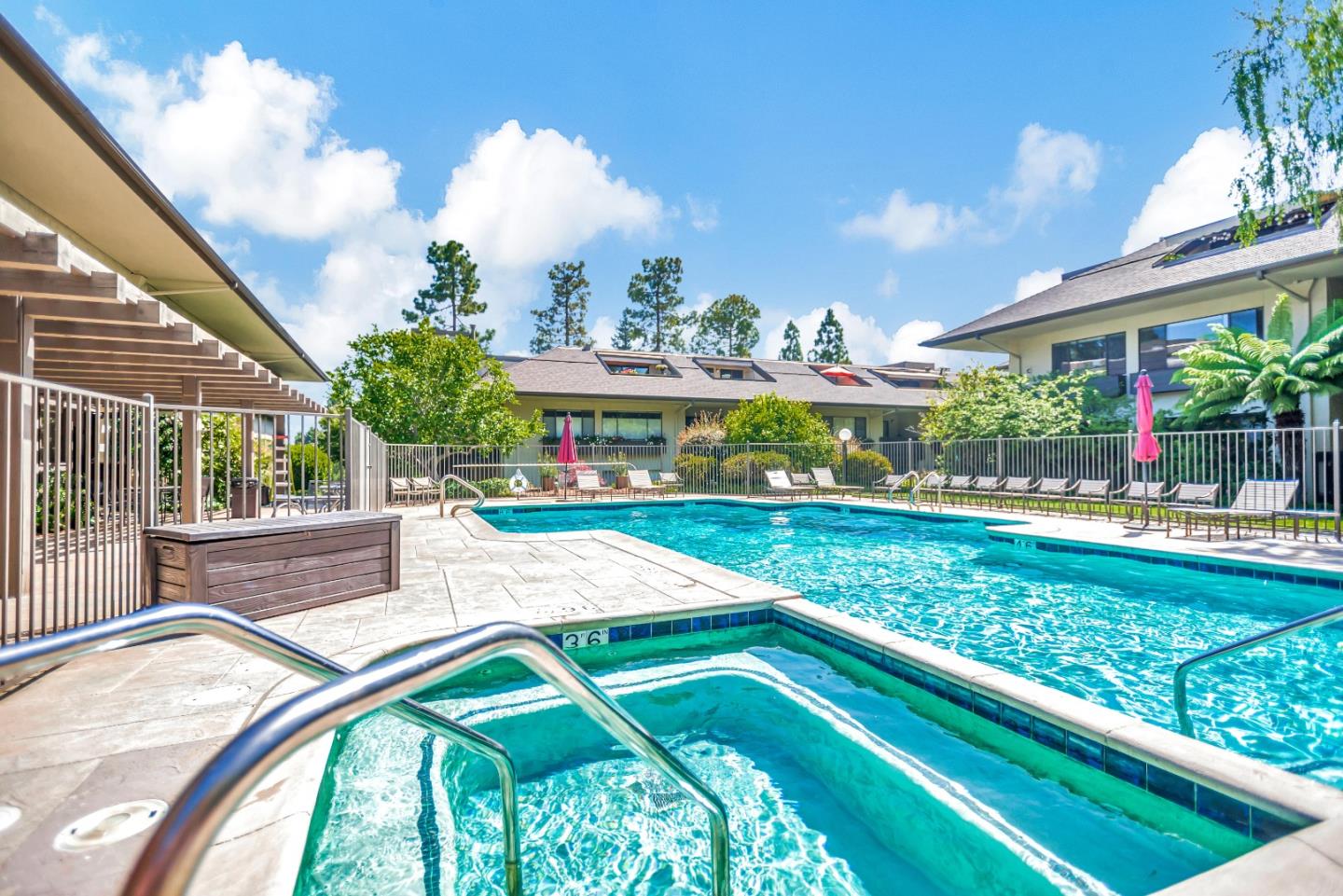 2140 Santa Cruz Avenue E109